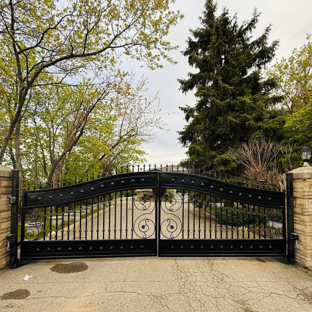 We install the finished gate